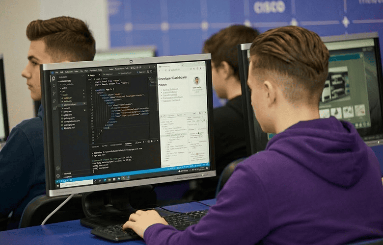 Praxe na reálných projektech a úkolech